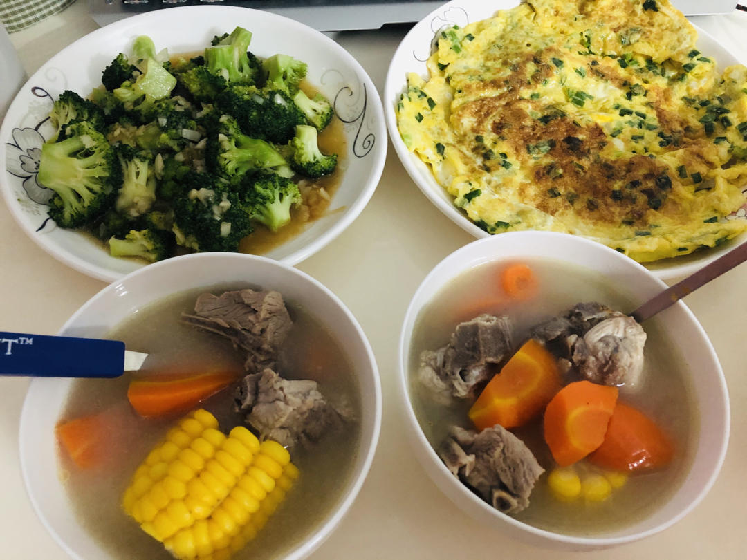 胡萝卜玉米排骨汤