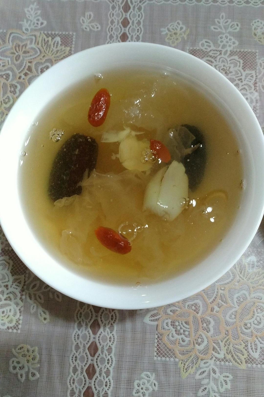 冰糖银耳莲子羹。（内附电饭煲做法）