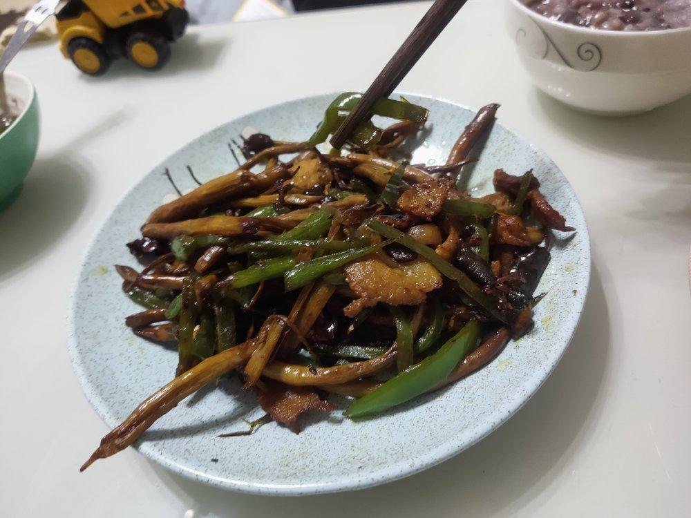 五花肉干锅茶树菇
