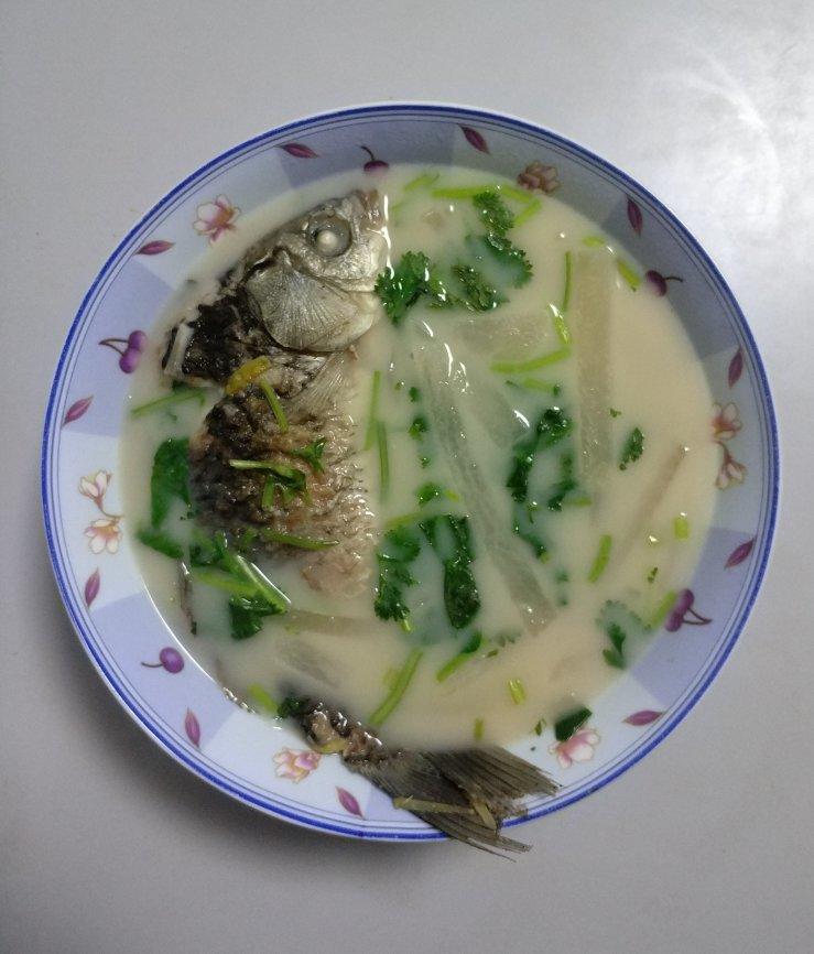 鲫鱼萝卜汤