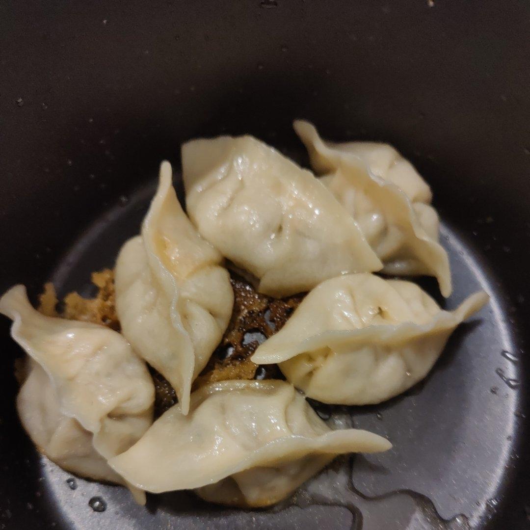冰箱冷冻水饺做煎饺