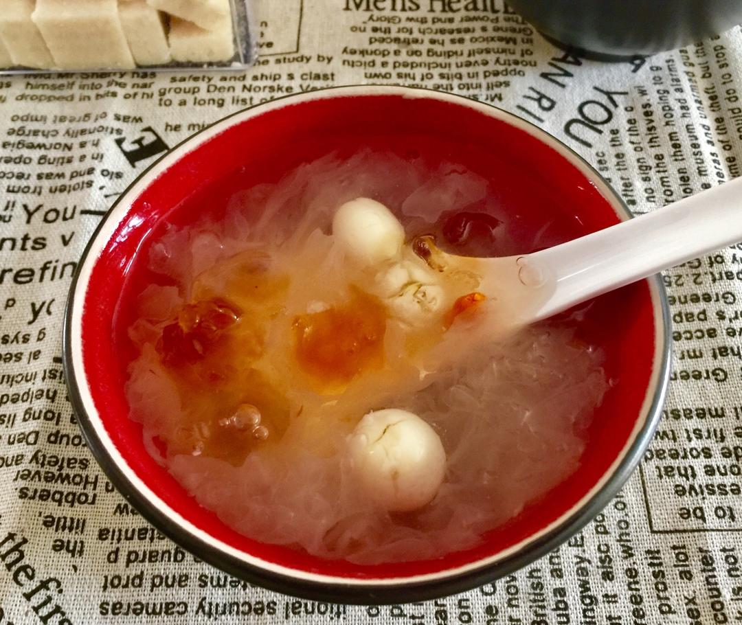 桃胶银耳莲子汤