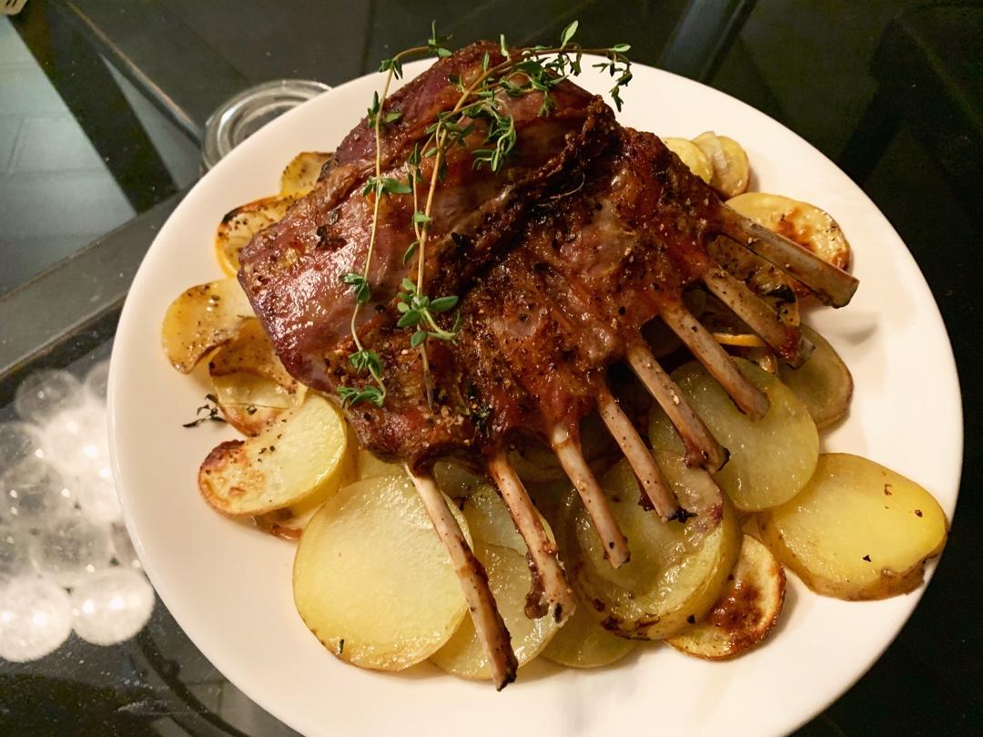 嫩烤羊排配土豆