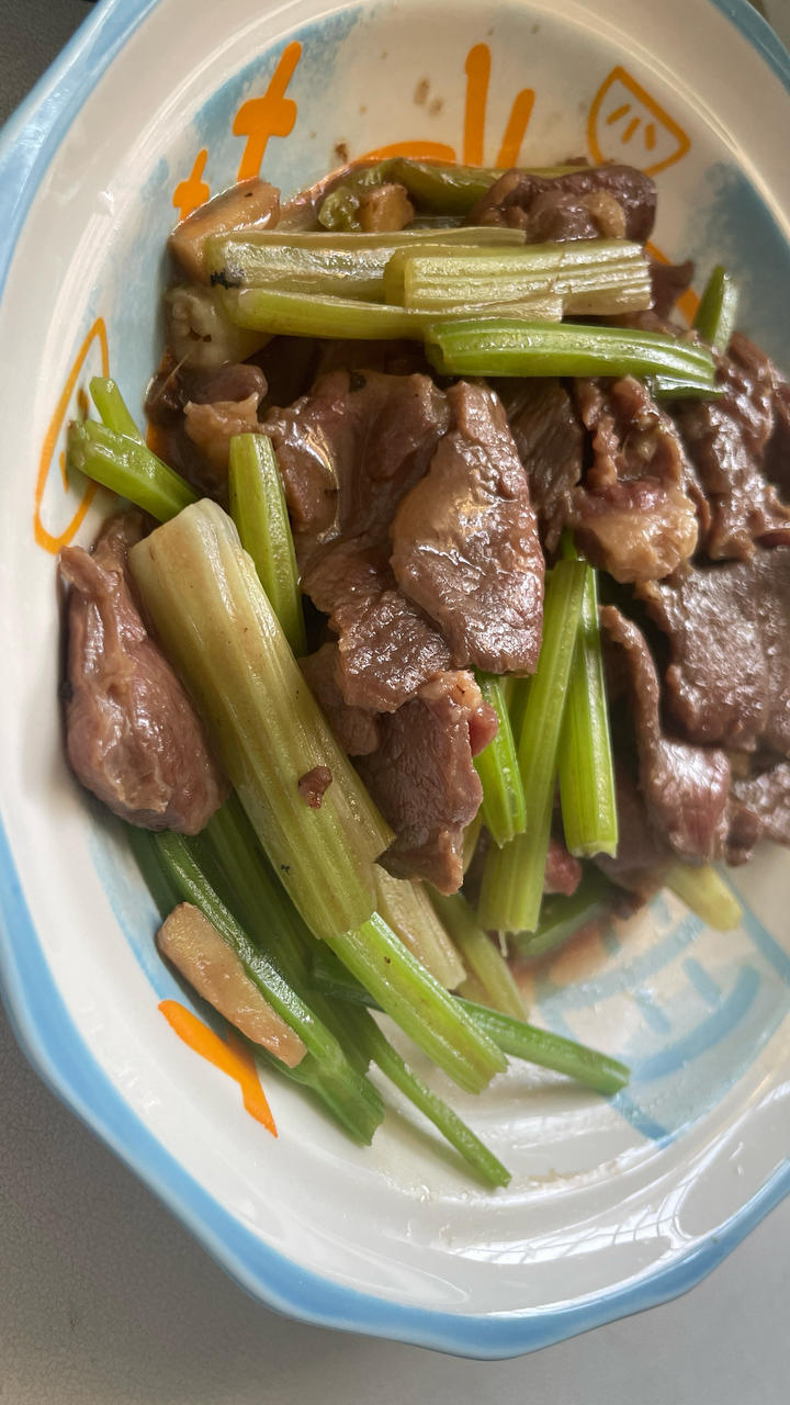 芹菜炒牛肉 快和我一起做！超级嫩！家常快手简单！