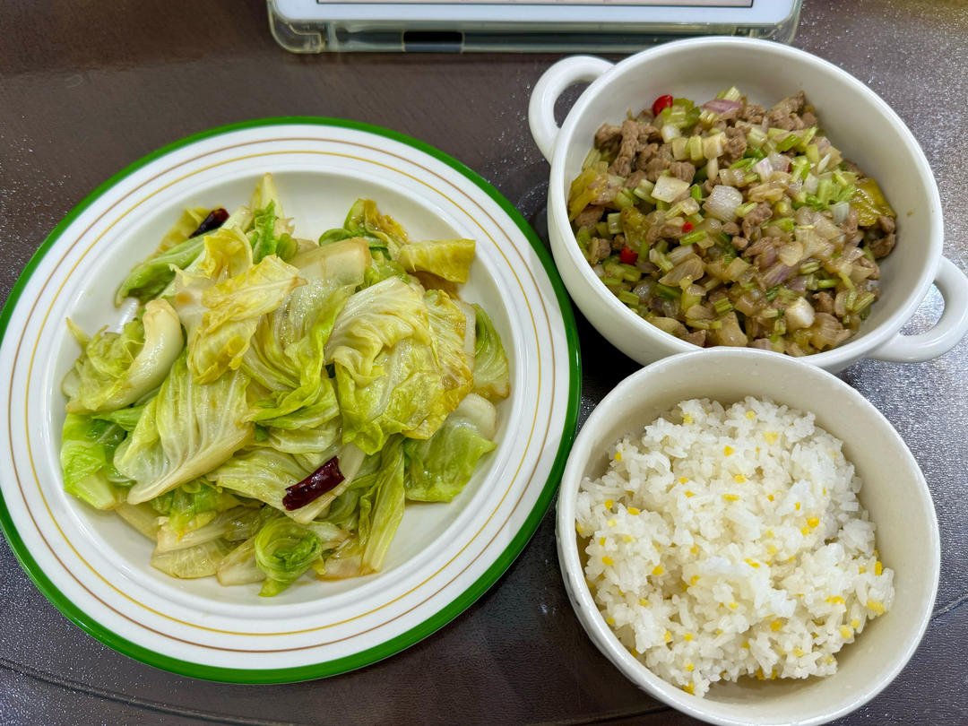 好吃到邻居敲门蹭饭的芹菜炒牛肉！