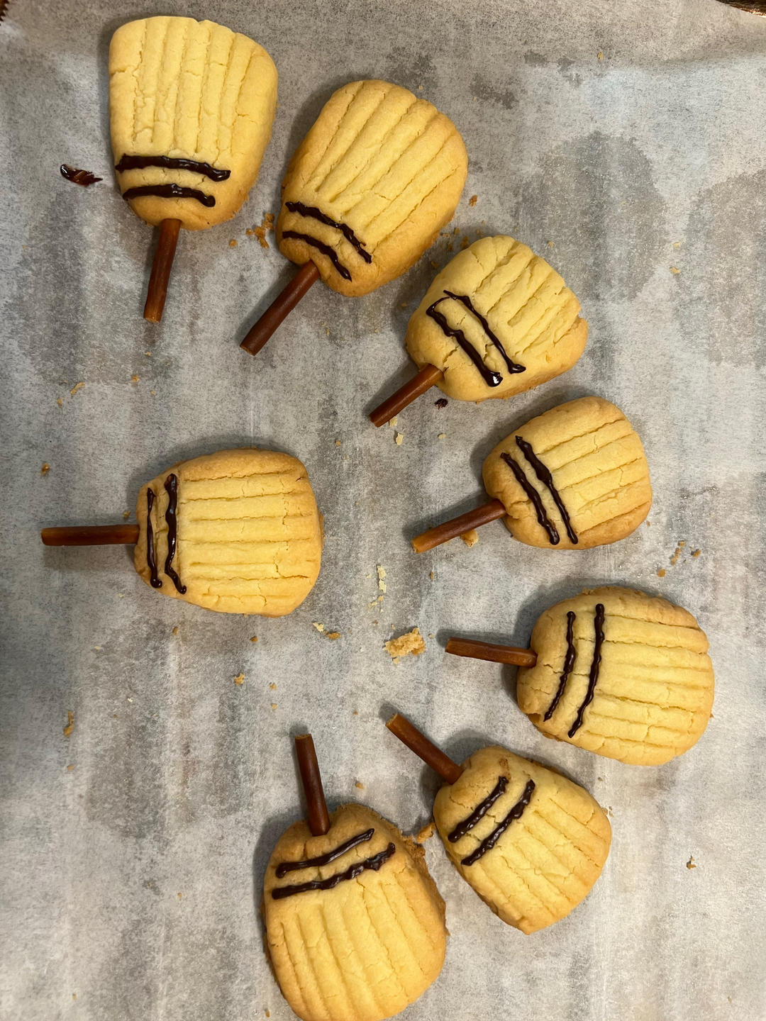 万圣节!女巫的扫帚饼干