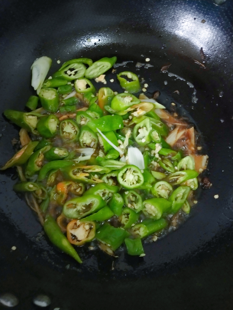 补血菜——猪血炒辣椒的做法 步骤3
