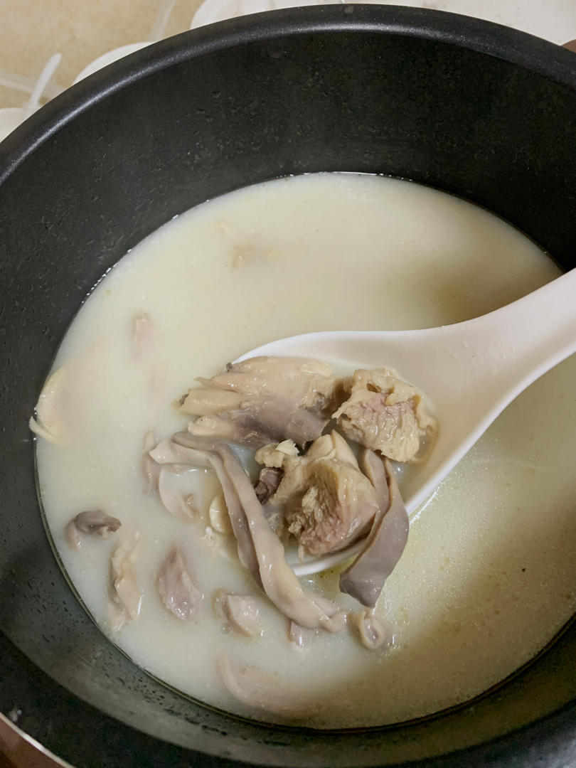 【猪肚鸡火锅】