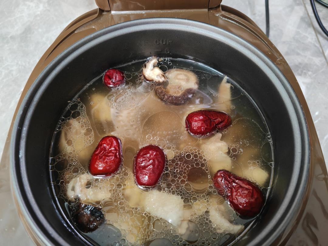 奶奶教的鲜香肥美香菇炖鸡汤