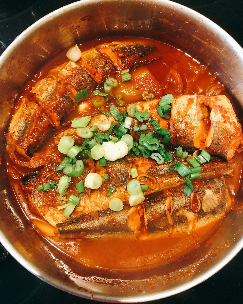 小奇和小飞猪做的美味泡菜鱼