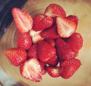 草莓奶昔的做法 步骤1