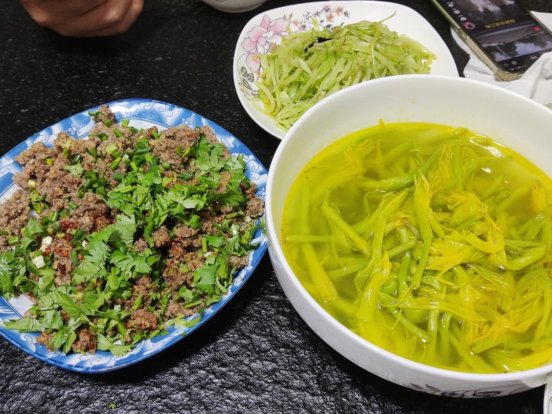 用料简单的新鲜黄花菜汤