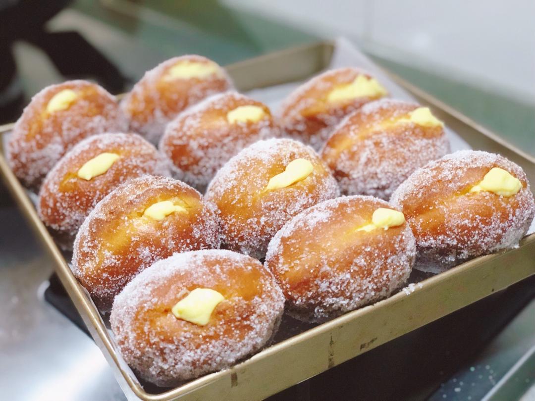 好吃到哭泣的甜甜圈VANILLA CREAM-FILLED DOUGHNUTS