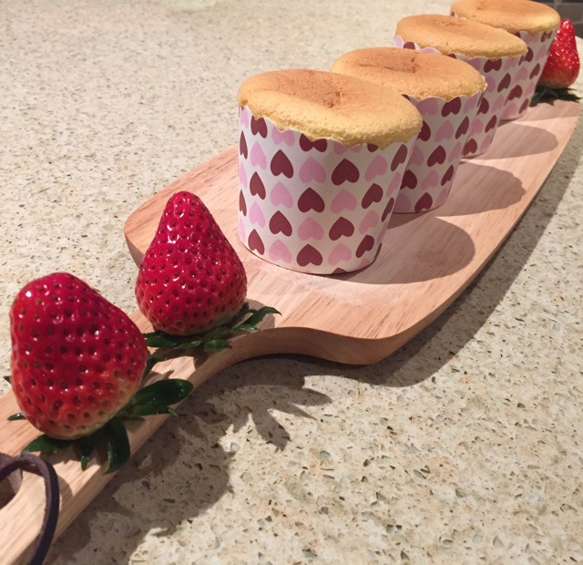 超简单完美戚风蛋糕（6寸2蛋）附打发、翻拌、脱模视频