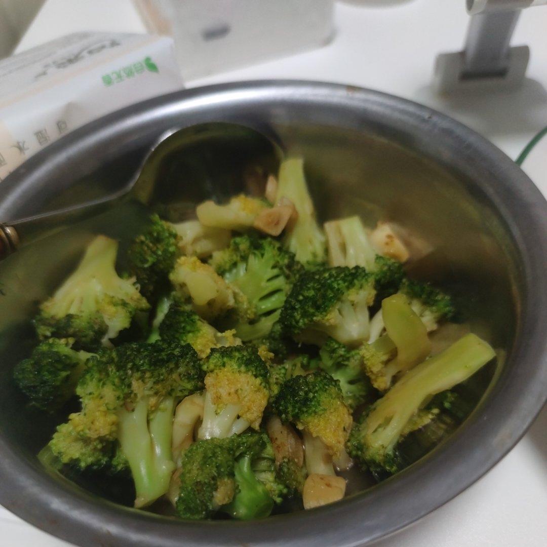 好吃到爆的耗油蒜蓉西兰花(从不修图，喜欢请关注)