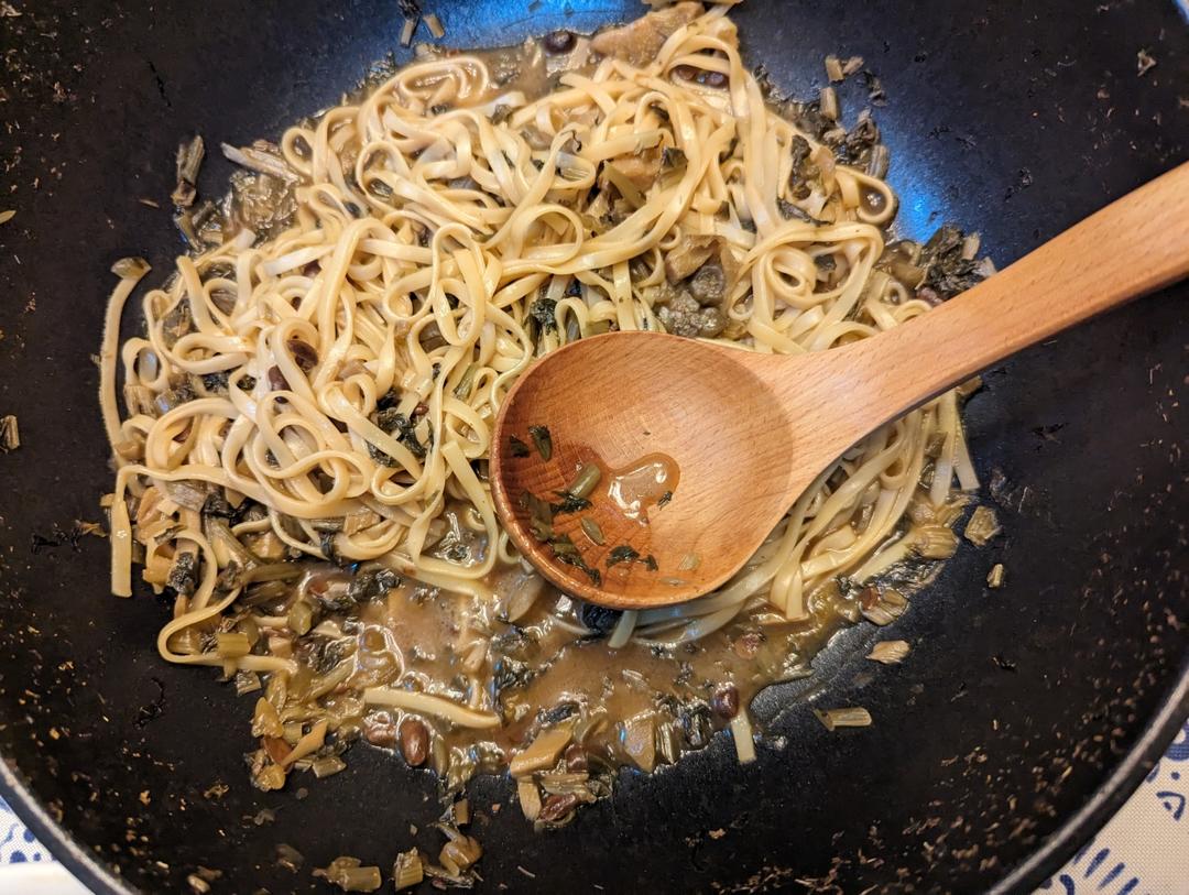 雪菜笋丝鸡蛋面