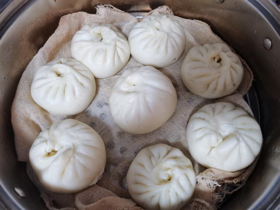 青菜香菇胡萝卜肉丁包子馅，青菜嘎嘣脆，秋冬来上一笼热腾腾的包子