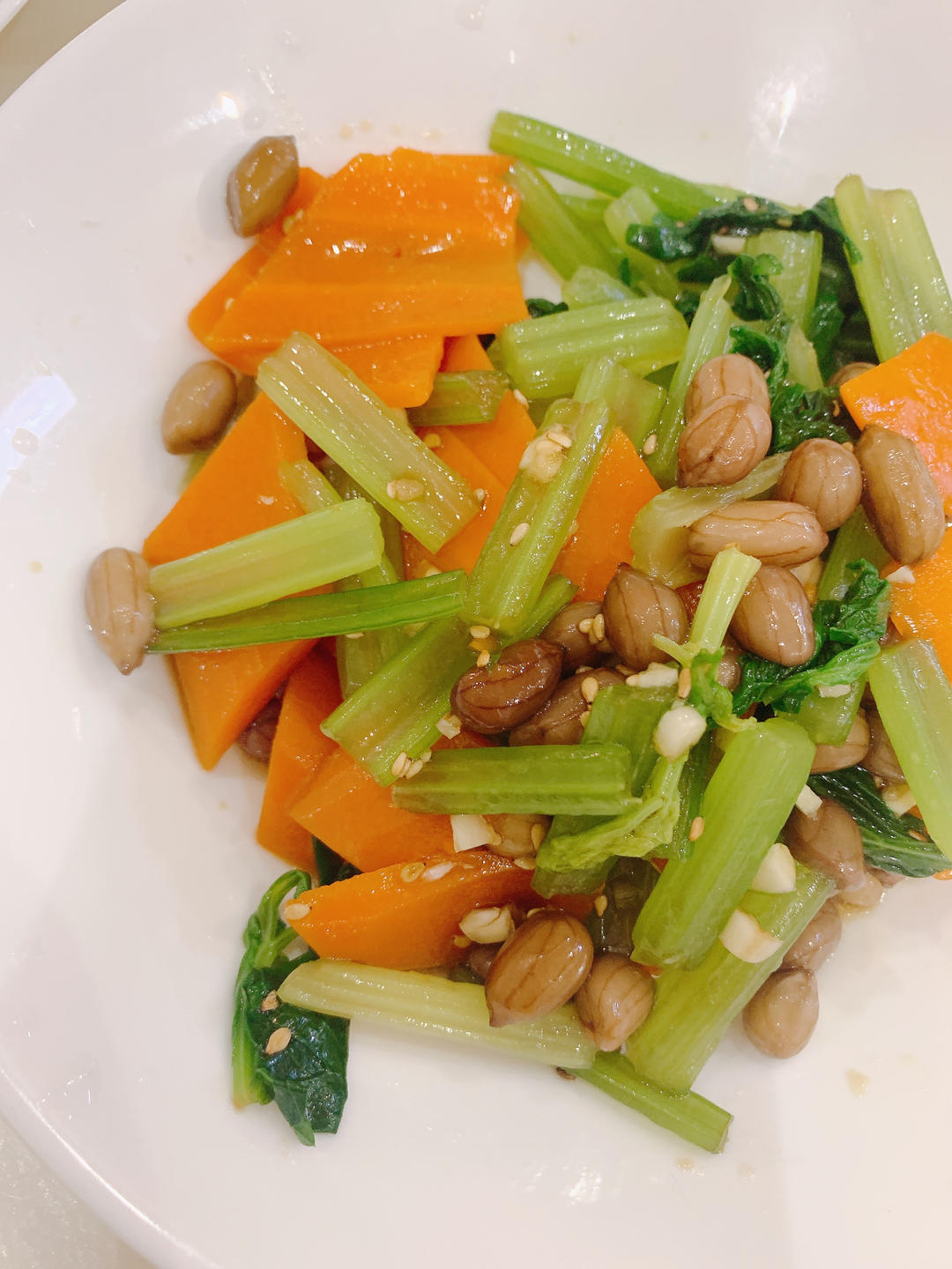 凉拌芹菜花生米