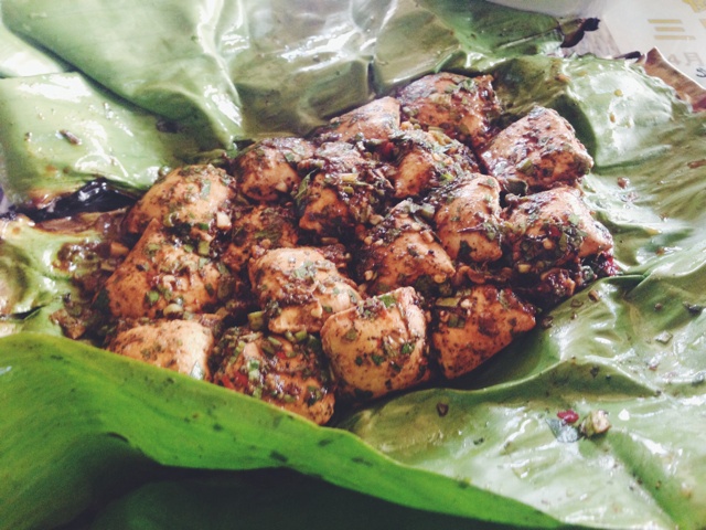 晚餐外食～下班了小伙伴来接我去吃傣味 这个是包烧臭豆腐 裹在外面的