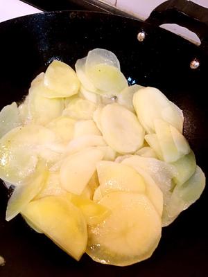 干锅土豆片 简单版的做法 步骤1