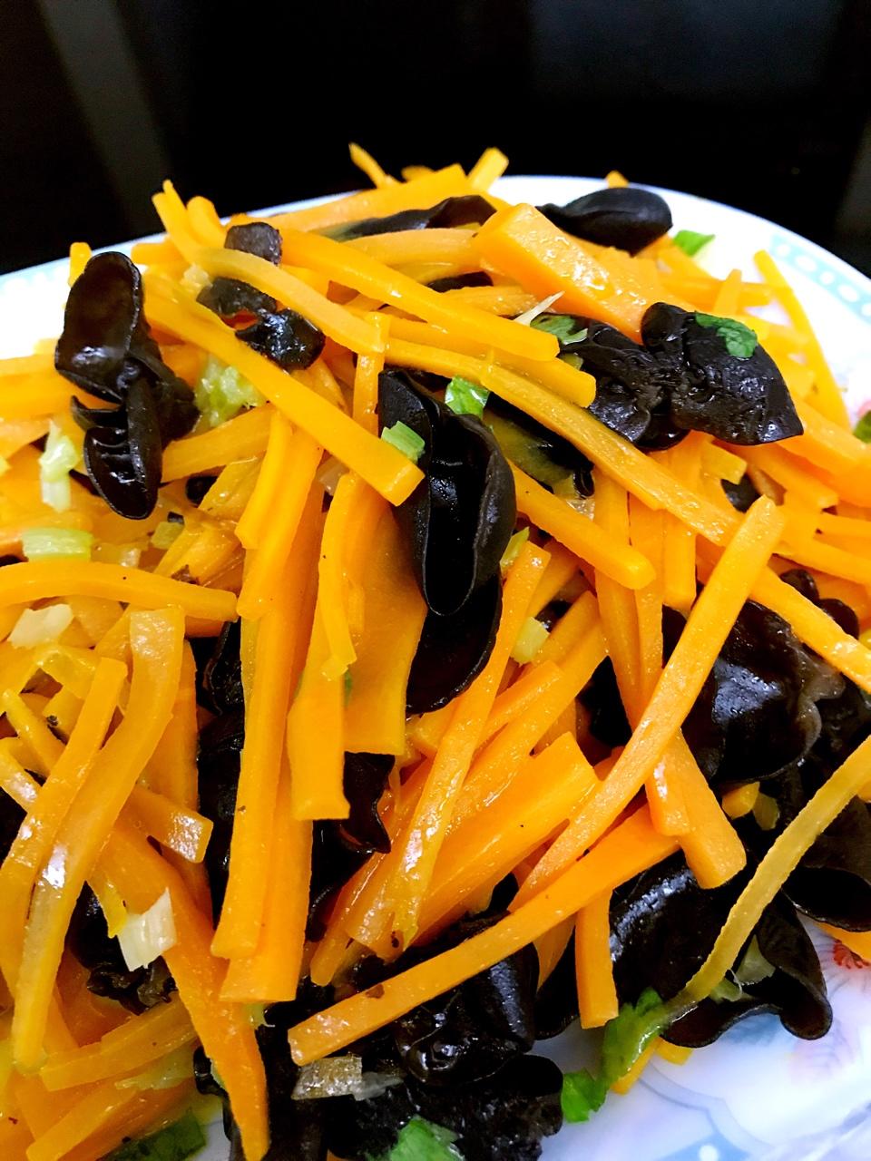 胡萝卜香菇炒木耳