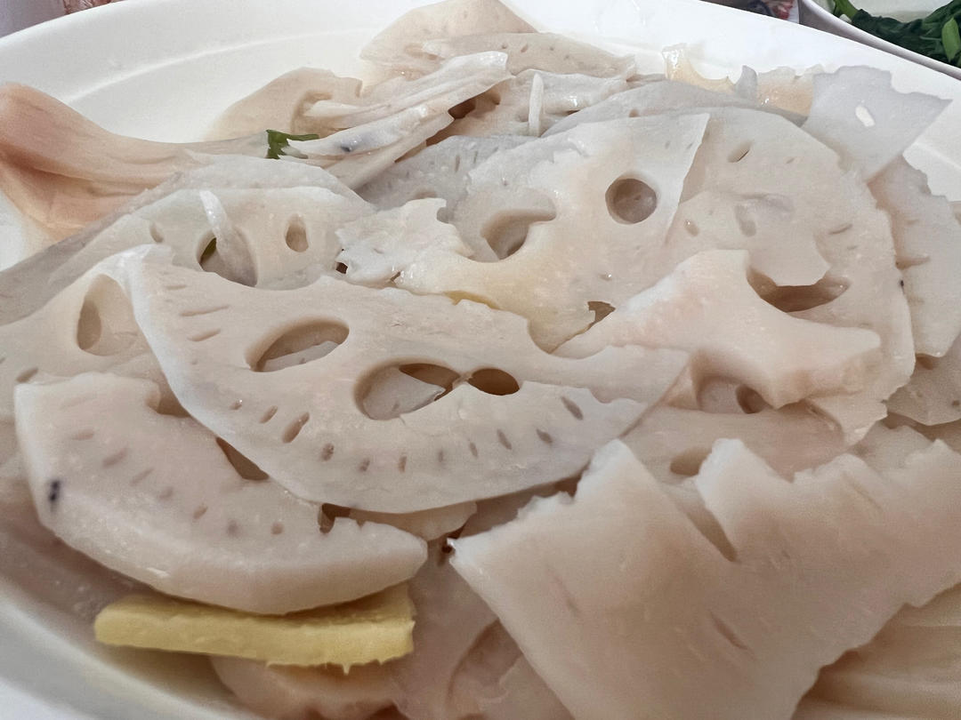 滑炒藕片，超简单的快手菜，生姜炝锅，边炒边点水……