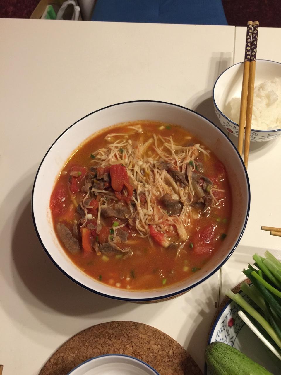 金针菇肥牛番茄锅