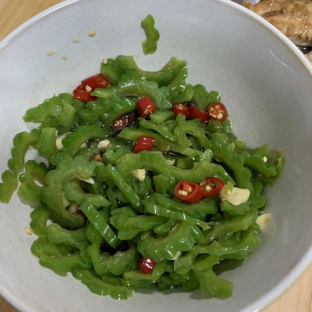 凉拌苦瓜(色碧、味脆)