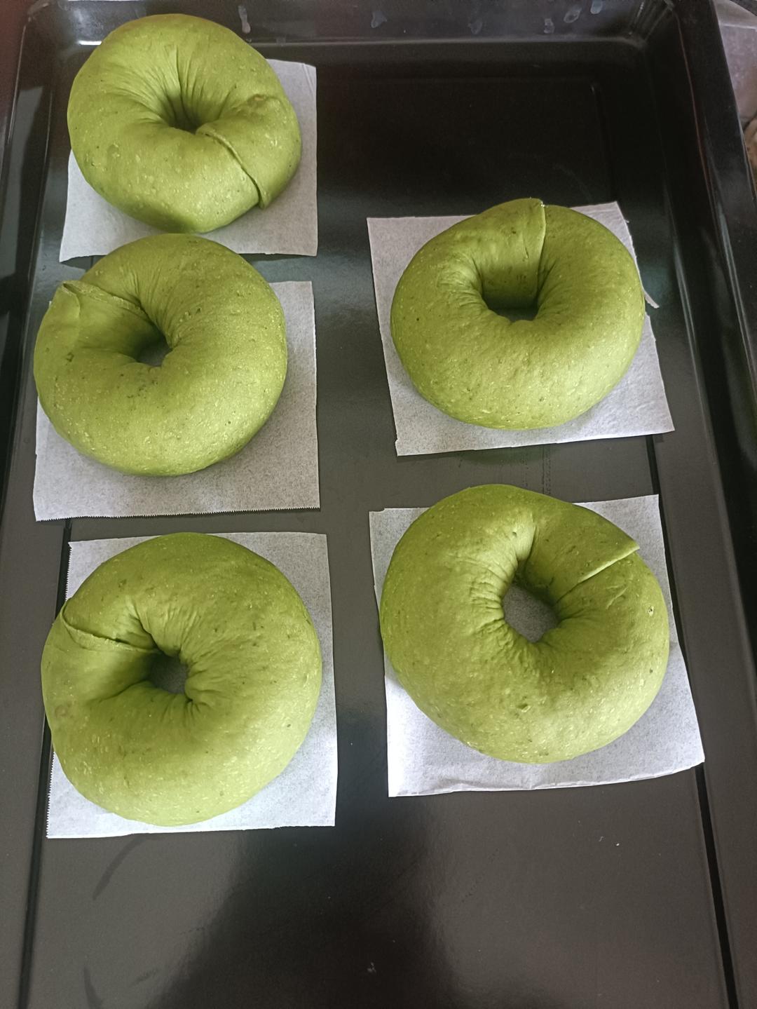 绿油油的抹茶红豆贝果