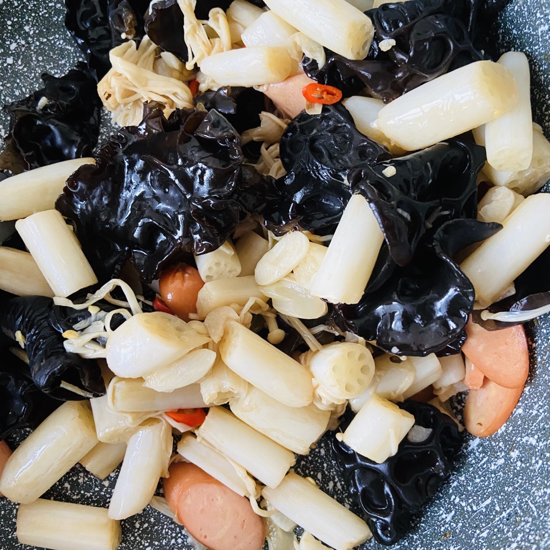 老爸喜欢的不辣版：藕带炒五花肉木耳