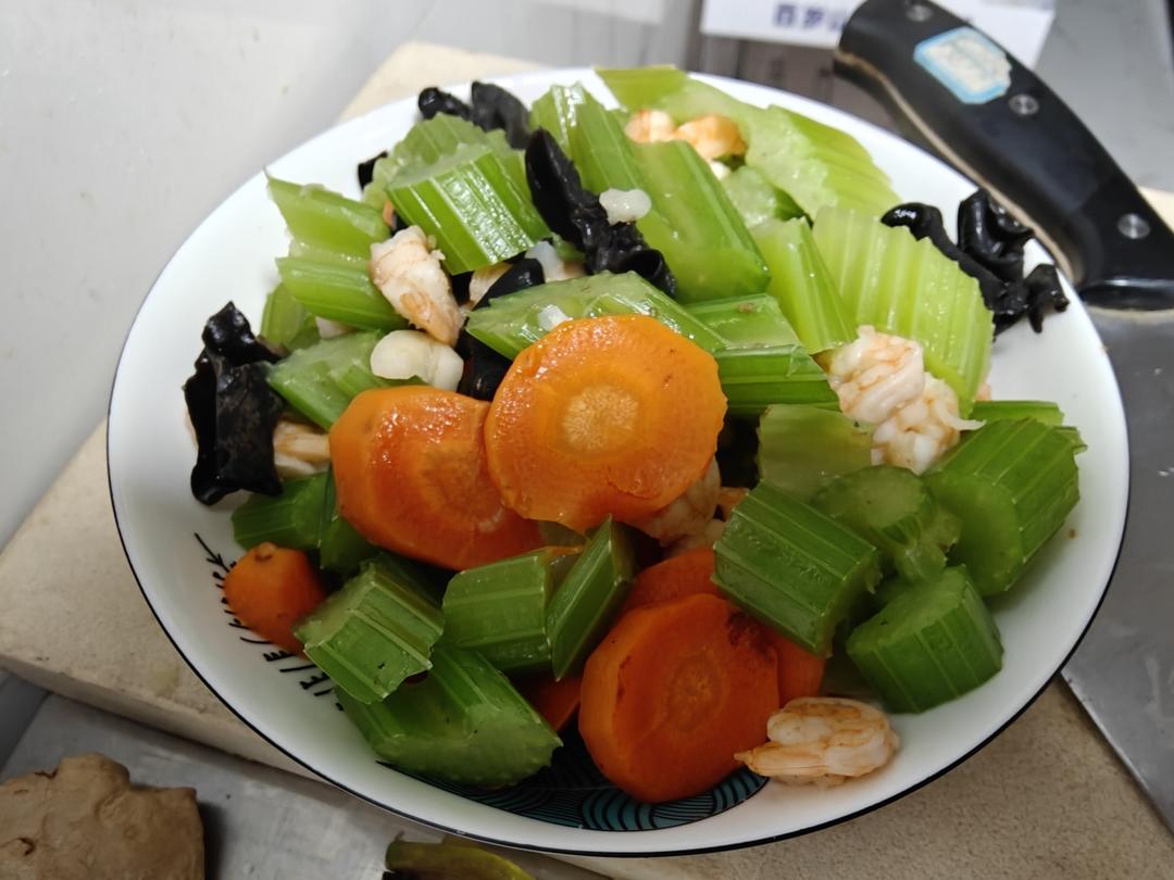 超级嫩的西芹吃法（西芹虾仁），小朋友也可以吃很多