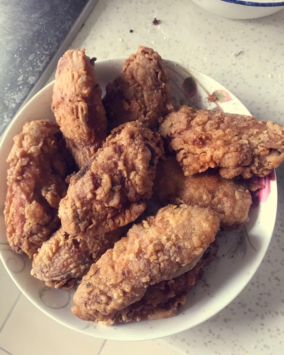 💥不油不腻的蒜香炸鸡翅❗巨好吃到舔手指，外酥里嫩到跺脚。