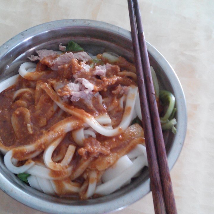 一碗正宗的潮州牛肉灌粿条/米粉/面(沙茶拌粿条/米粉/面)