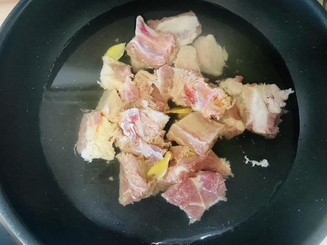 海参党参排骨汤的做法 步骤2