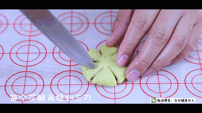 豆沙花瓣酥 宝宝辅食食谱的做法 步骤15