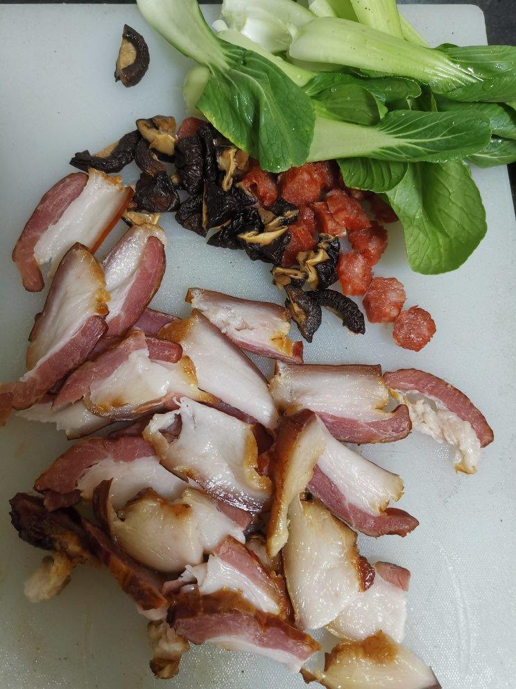 电饭锅腊肠腊肉煲仔饭，简单易上手，新手一次成功，快手主食