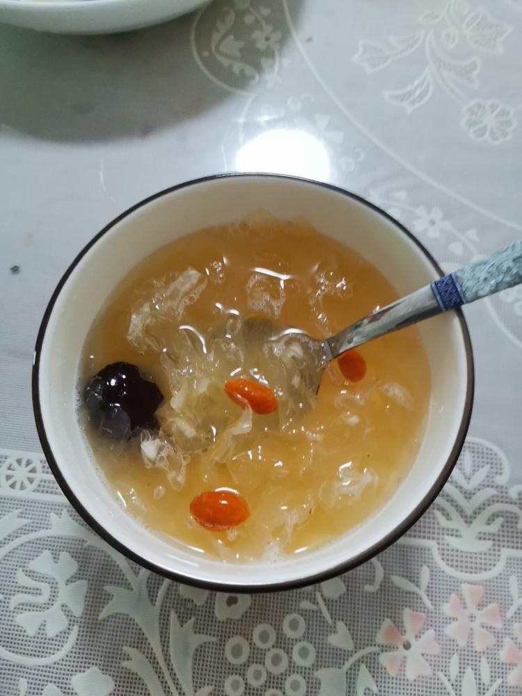 红枣枸杞银耳汤