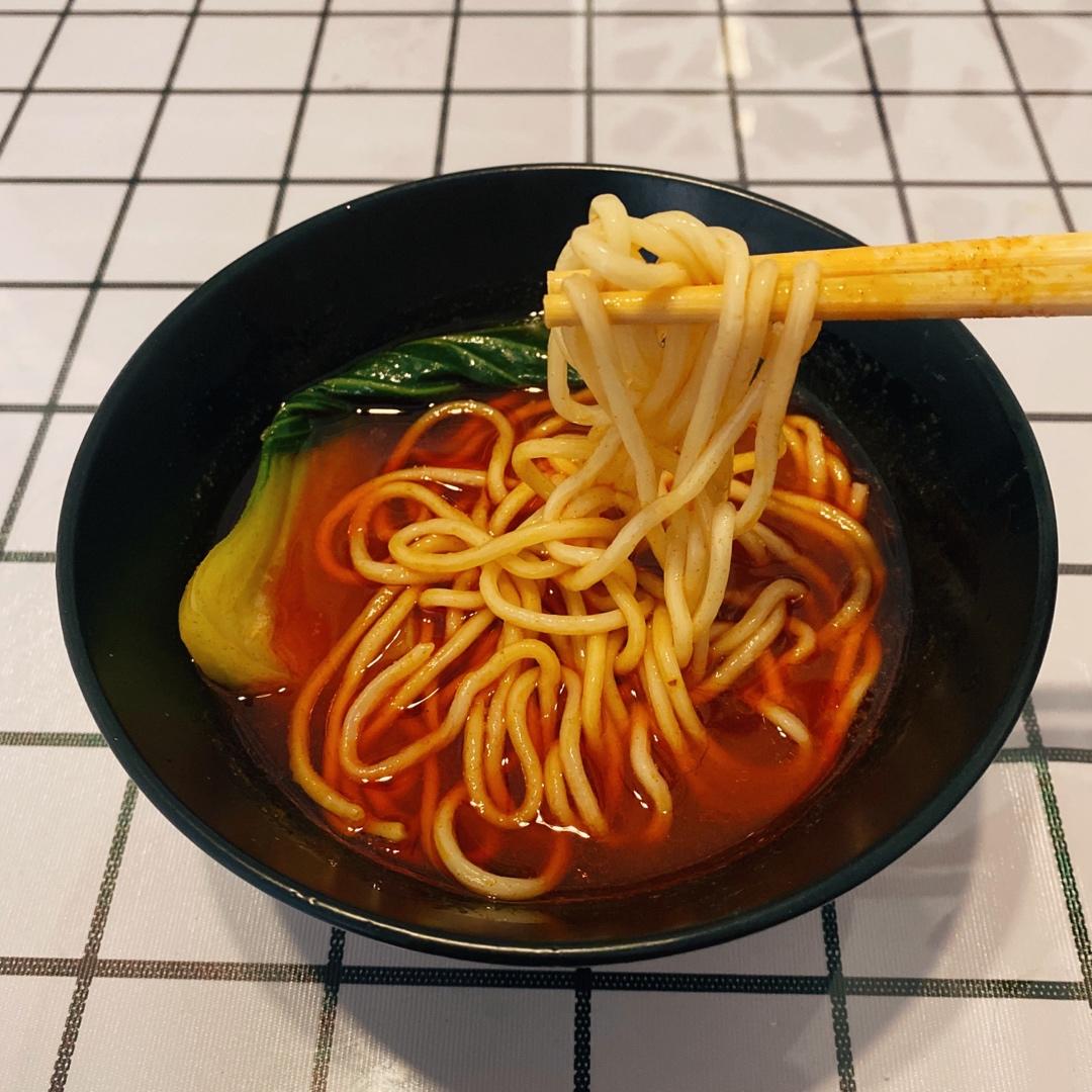 酸辣热汤面