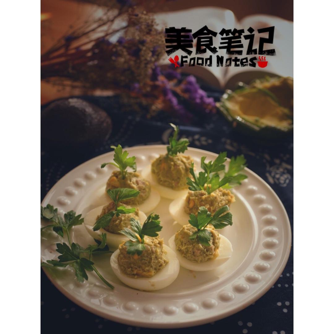 牛油果吞拿鱼鸡蛋盅