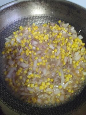猪肉洋葱炒玉米的做法 步骤3