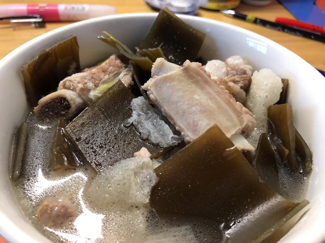 兔子吃烤鸭做的海带排骨汤