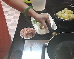 四川人爱吃的砂锅肉末米凉粉的做法 步骤4