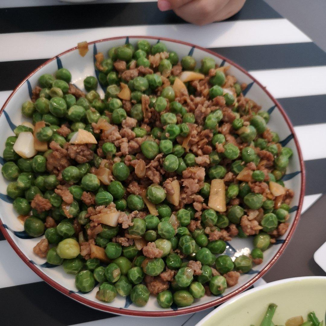 青豌豆炒肉丁