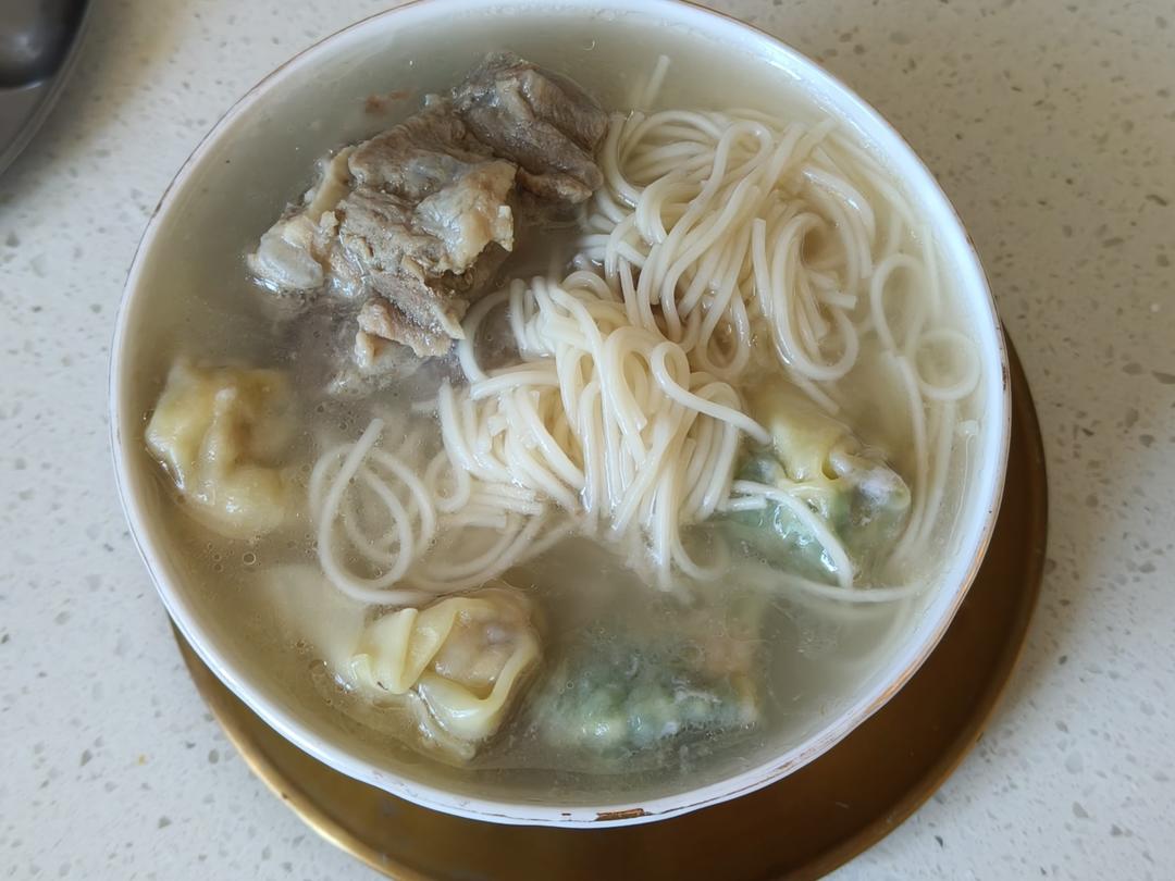 两个人一起炫饭啦！