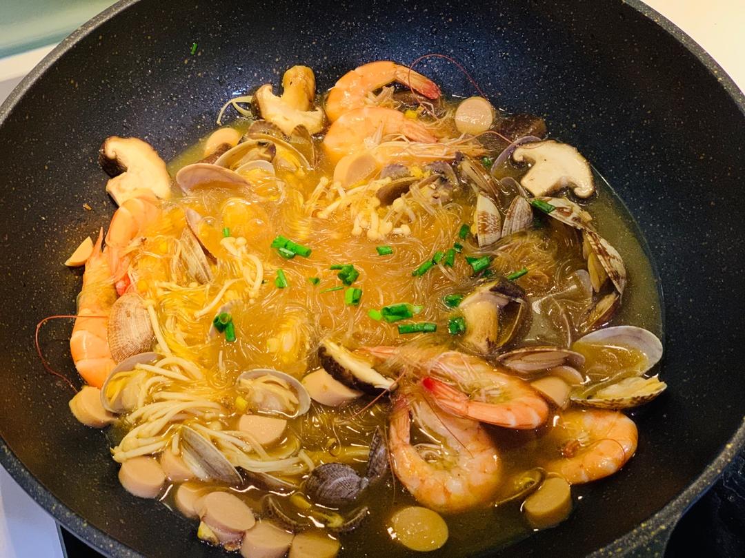 鲜到爆的花甲粉丝煲