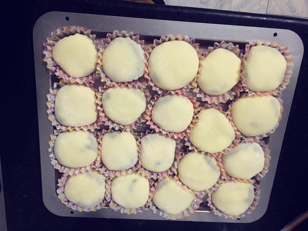 超详细零失败的雪媚娘教程
雪媚娘细白软糯，第一口咬QQ的皮再来就是里面是奶香怡人的淡奶油，裹着好吃的水果粒，口感丰富或咬到奥利奥咔呲咔呲脆。店铺里卖的雪媚娘还挺贵的，自己动手丰衣足食吧！其实做法也不难，快来一起动手吧！