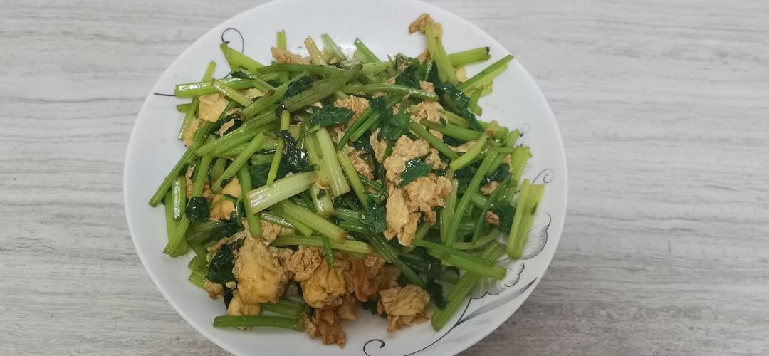 芹菜炒鸡蛋
