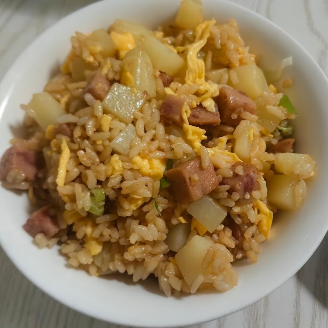 土豆的万能吃法😋土豆午餐肉炒饭～～