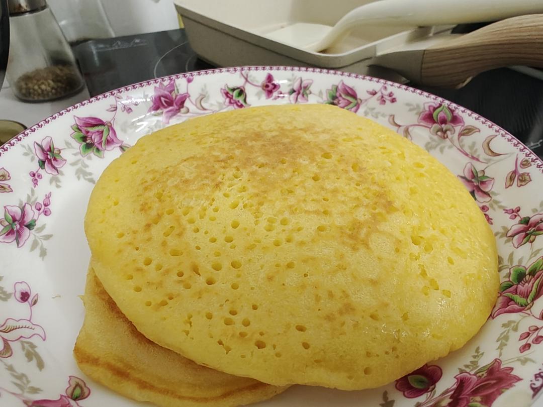 手不沾面做松软的玉米面小饼