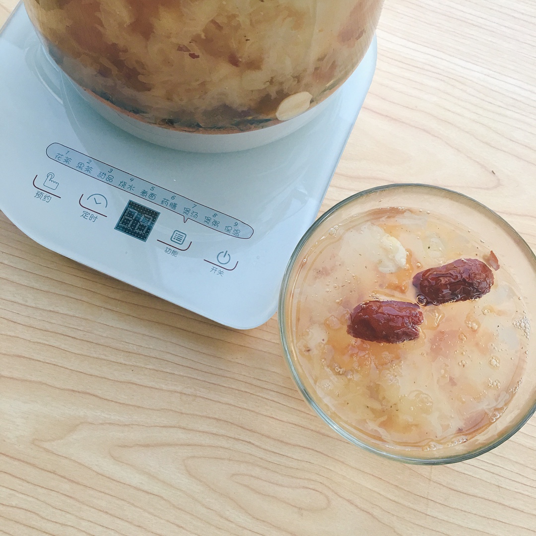 美容润肤 益气补血《桃胶皂角米百合银耳红枣羹》